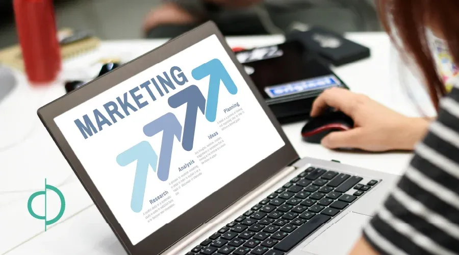 como-automatizar-campanas-de-marketing-con-crm.webp